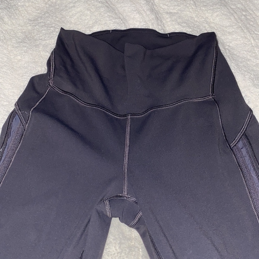 Lululemon Charcoal Gray Align Leggings! Size 4 Nulu Fabric - Picture 2 of 4